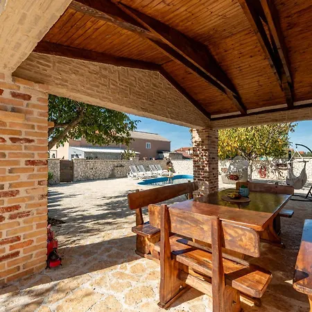 ヴィラ Callista With Pool Budak