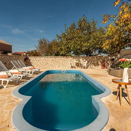 ヴィラ Callista With Pool *