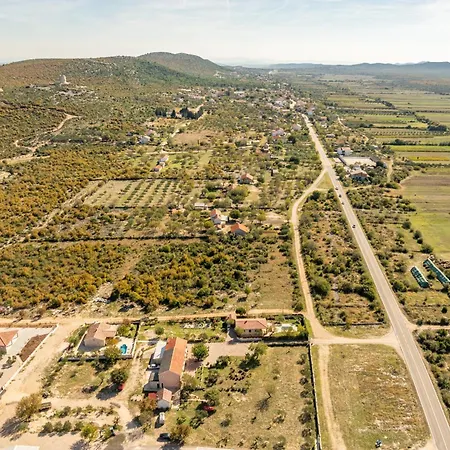 Callista With Pool ヴィラ Budak